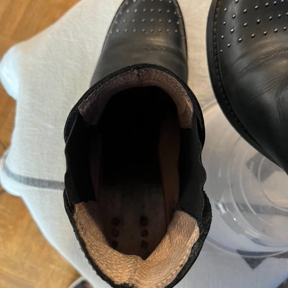 SOLD! Black leather booties, Size 9 - Picture 11 of 11